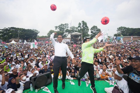 Capres-Cawapres 01, Anies-Muhaimin (AMIN) hadir bersama dalam acara kampanye akbar di Lapangan Desa Kalisapu, Slawi, Tegal, Jawa Tengah, Selasa (30/1/2024). Foto: Dok. Istimewa