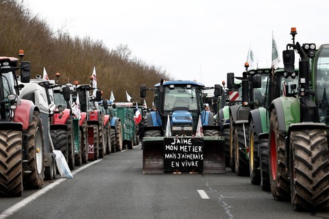 Petani Prancis yang tergabung dalam serikat CR47 (Koordinasi pedesaan 47) memblokir jalan raya A16 dekat Beauvais, Prancis, pada Selasa (30/1/2024), di tengah protes nasional. Foto: Sameer Al-Doumy/AFP