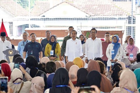 Presiden Jokowi dan Sri Sultan Hamengku Buwono X sapa 5.000 Nasabah Permodalan Nasional Madani (PNM) Mekaar Bantul di Lapangan Keyongan Kidul Sabdodadi, Kabupaten Bantul, Daerah Istimewa Yogyakarta, Jawa Tengah, Selasa (30/01/2024). Foto: Dok. PNM