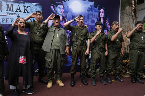 Artis Vino G Bastian bersama Marsha Timothy, Indro Warkop, Aming, Tora Sudiro dan sejumlah pemain lainnya saat konferensi pers film Kang Mak di kawasan Duren Tiga, Jakarta, Rabu (31/01/2024). Foto: Dok. Agus Apriyanto