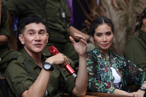 Artis Vino G Bastian dan Marsha Timothy saat konferensi pers film Kang Mak di kawasan Duren Tiga, Jakarta, Rabu (31/01/2024). Foto: Dok. Agus Apriyanto