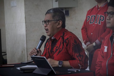 Sekjen Partai Demokrasi Indonesia Perjuangan (PDI-P), Hasto Kristiyanto berbicara kepada wartawan pada konferensi pers di Kantor DPP PDI-P, Jakarta, Kamis (1/2/2024). Foto: Jamal Ramadhan/kumparan