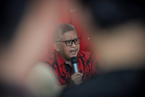 Sekjen Partai Demokrasi Indonesia Perjuangan (PDI-P), Hasto Kristiyanto berbicara kepada wartawan pada konferensi pers di Kantor DPP PDI-P, Jakarta, Kamis (1/2/2024). Foto: Jamal Ramadhan/kumparan