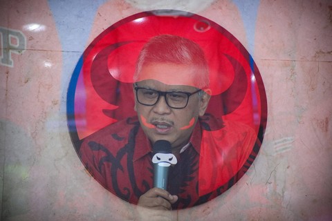 Foto multiple eksposure Sekjen Partai Demokrasi Indonesia Perjuangan (PDI-P), Hasto Kristiyanto berbicara kepada wartawan pada konferensi pers di Kantor DPP PDI-P, Jakarta, Kamis (1/2/2024). Foto: Jamal Ramadhan/kumparan