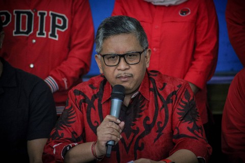 Sekjen Partai Demokrasi Indonesia Perjuangan (PDI-P), Hasto Kristiyanto berbicara kepada wartawan pada konferensi pers di Kantor DPP PDI-P, Jakarta, Kamis (1/2/2024). Foto: Jamal Ramadhan/kumparan