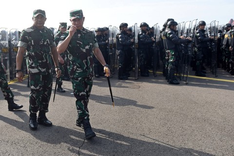 Panglima TNI Jenderal TNI Agus Subiyanto (kanan) didampingi Pangdam Jaya/Jayakarta Mayjen TNI Mohammad Hasan (kiri) meninjau pasukan saat menghadiri apel gelar kekuatan TNI untuk pengamanan Pemilu 2024 di Lapangan Taxy Way Echo Halim Perdanakusuma. Foto: Indrianto Eko Suwarso/Antara Foto 