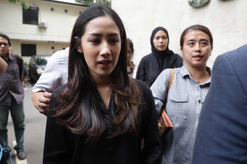 Artis Tamara Tyasmara saat konsultasi hukum di Polda Metro Jaya, Jakarta, Kamis (1/2/2024). Foto: Dok. Agus Apriyanto