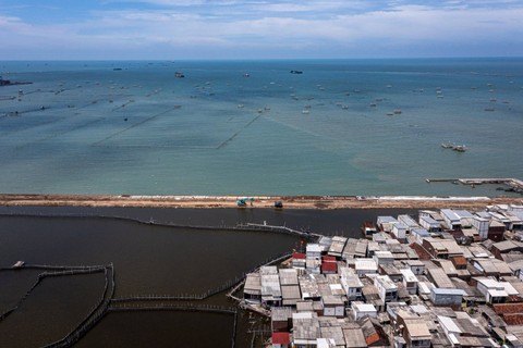Foto udara proyek pembangunan tanggul laut yang masih dalam tahap penyelesaian di kawasan Kampung Bahari Tambaklorok, Tanjung Mas, Semarang, Jawa Tengah, Kamis (1/2/2024). Foto: Aji Styawan/Antara Foto