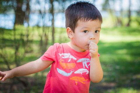 Balita suka isap jempol.  Foto: Brayden Howie/Shutterstock