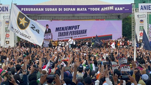 Capres 01 Anies Baswedan saat hadiri kampanye akbar di Lapangan Reformasi, Deli Serdang, Sumut, Kamis (1/2/2024). Foto: Tri Vosa/kumparan