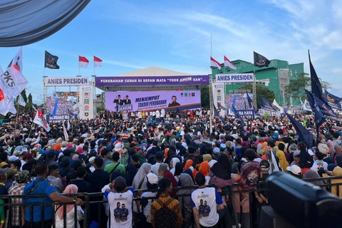 Para pendukung memadati kampanye akbar Anies Baswedan di Lapangan Reformasi, Deli Serdang, Sumut, Kamis (1/2/2024). Foto: Tri Vosa/kumparan