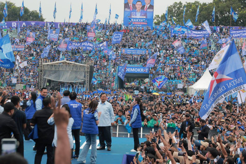 Capres 02, Prabowo Subianto, berjoget bareng Denny Cak Nan, warga dan para petinggi Partai Demokrat di Lapangan Gajayana, Malang, Jawa Timur, Kamis (1/2/2024). Foto: Dok. Istimewa