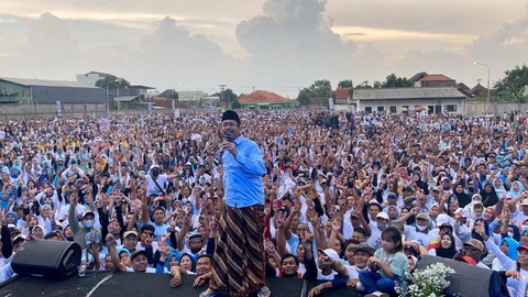 Bupati Sidoarjo Ahmad Muhdlor Ali atau Gus Muhdlor deklarasi dukung pasangan capres-cawapres Prabowo Subianto dan Gibran Rakabuming Raka di Pondok Pesantren (Ponpes) Bumi Shalawat, Desa Lebo, Sidoarjo, Kamis (1/2/2024). Foto: Farusma Okta Verdian/kumparan