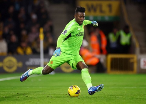 Andre Onana beraksi saat Wolves vs MU dalam laga pekan ke-22 Liga Inggris 2023/24 di Stadion Molineux pada Jumat (2/2) dini hari WIB. Foto: REUTERS/Carl Recine