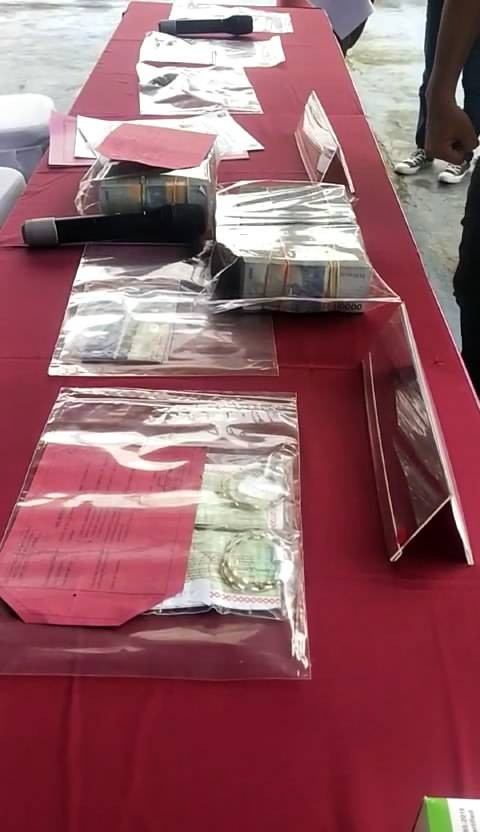 Polisi mengamankan sejumlah barang bukti milik pengedar narkoba di Sambas. Foto: Rere Hutapea/Hi!Pontianak