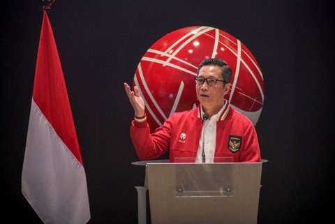 Direktur Pengembangan BEI Jeffrey Hendrik memberikan pengarahan kepada anggota Timnas Indonesia U-20 di Main Hall Bursa Efek Indonesia, Jakarta, Jumat (2/2/2024). Foto: Jamal Ramadhan/kumparan