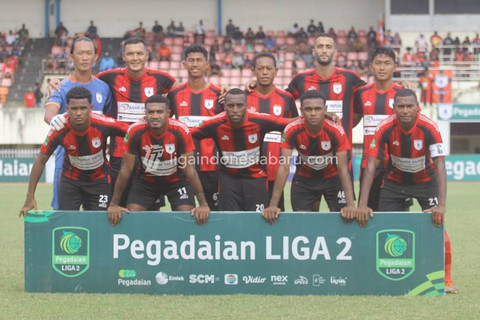 Para pemain Persipura jelang lawan Kalteng Putra dalam lanjutan laga play-off Liga 2 2023/24 di Stadion Mandala Jayapura pada 17 Januari 2024. Foto: Situs web resmi Liga Indonesia Baru