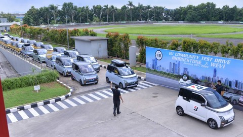 Komunitas mobil listrik Wuling Electric Vehicle Indonesia (WEVI) mencoba ban Bridgestone baru yang berukuran 12 inci.  Foto: dok. Bridgestone Indonesia