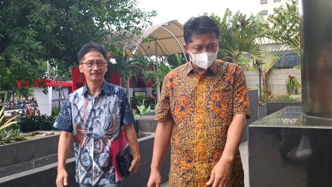 Kepala BPPD Sidoarjo Ari Suryono (kanan) di Gedung Merah Putih KPK, Jumat (2/2/2024). Foto: Hedi/kumparan