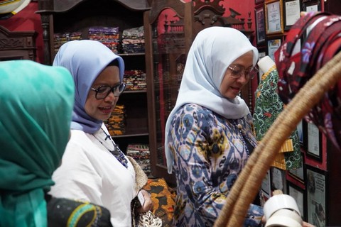 Istri Capres Anies Baswedan, Fery Farhati bersama istri Cawapres Muhaimin Iskandar, Rustini Murtadho, mengunjungi sentra batik di Bangkalan, Jawa Timur, Rabu (31/1/2024). Foto: Dok. Istimewa