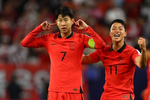 Pemain Korea Selatan Son Heung-Min merayakan gol kedua mereka bersama Hwang Hee-Chan saat hadapi Australia pada pertandingan Perempat Final Piala Asia di Stadion Al Janoub, Al Wakrah, Qatar, Jumat (2/2/2024). Foto: Molly Darlington/REUTERS