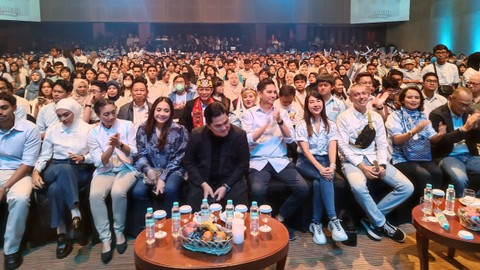 Erick Thohir beserta berbagai tokoh di antaranya Nagita Slavina, Budi Djiwandono, Tsamara Amany, Rahayu Saraswati, Rian Ernest, Putri Zulhas, dan Cheryl Tanzil, hadir di acara 'Memilih Masa Depan', di Djakarta Theater Ballroom, Sabtu (3/2/2024). Foto: Fadhil Pramudya/kumparan