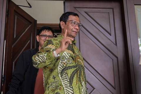 Calon wakil presiden nomor urut 3 Mahfud MD berjalan keluar usai menghadiri pertemuan tertutup bersama konfederasi serikat buruh di Jakarta, Sabtu (3/2/2024). Foto: Bayu Pratama S/ANTARA FOTO
