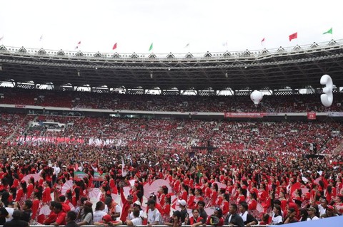 Pendukung memadati Konser Salam Metal Ganjar-Mahfud di stadion Utama GBK, Senayan, Jakarta, Sabtu (3/2/2024). Foto: Jamal Ramadhan/kumparan