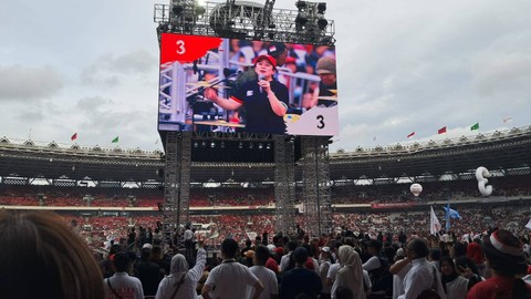 Ketua DPP Puan Maharani dan artis ibu kota seperti Anang Hermansyah, Ashanty, dan Slank menyanyikan Gebyar-Gebyar di Konser Salam Metal, GBK, Sabtu (3/2). Foto: Annisa Thahira Madina/kumparan