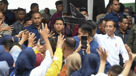 Presiden Joko Widodo (kanan) membagikan kaus kepada warga saat bersilaturahmi dengan nasabah program Mekaar di Bandung, Jawa Barat, Sabtu (3/2/2024). Foto: ANTARA FOTO/Hafidz Mubarak A