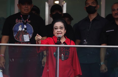 Ketum PDI-P Megawati Soekarnoputri saat berorasi di Konser Salam Metal di GBK, Sabtu (3/2/2024). Foto: Jamal Ramadhan/kumparan