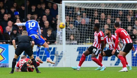 Bristol Rovers melawan Exeter City pada Sabtu (3/2) dini hari WIB. Foto: Twitter @Official_BRFC