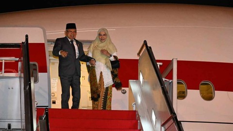 Wakil Presiden Ma'ruf Amin bersrta Ibu Wury Ma'ruf Amin dan rombongan terbatas melakukan kunjungan kerja ke Abud Dhabi,   Persatuan Emirat Arab (PEA), Sabtu (03/02/2024) malam.   Foto:  BPMI - Setwapres