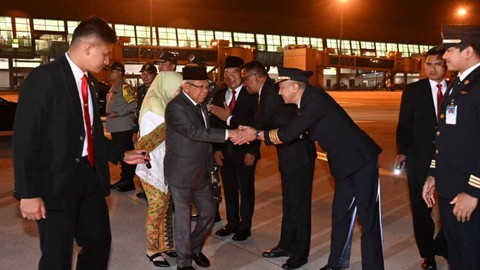 Wakil Presiden Ma'ruf Amin bersrta Ibu Wury Ma'ruf Amin dan rombongan terbatas melakukan kunjungan kerja ke Abud Dhabi,   Persatuan Emirat Arab (PEA), Sabtu (03/02/2024) malam. Foto:  BPMI - Setwapres