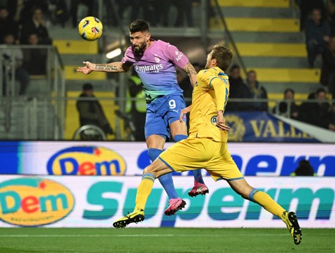 Pertandingan Frosinone vs AC Milan, Minggu (4/2) dini hari WIB. Foto: Vincent West/REUTERS