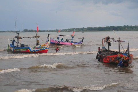 Nelayan menarik perahu untuk disandarkan di kawasan Pelabuhan Jepara, Jobokuto, Jepara, Jawa Tengah, Sabtu (3/2/2024). Foto: Yusuf Nugroho/ANTARA FOTO