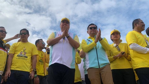 Ketua Umum Partai Golkar Airlangga Hartarto, Waketum Ridwan Kamil, dan Ketua DPD Golkar Jabar Ace Hasan Syadzily di acara kampanye akbar Partai Golkar di Cikarang, Minggu (4/2/2024). Foto: Luthfi Humam/kumparan