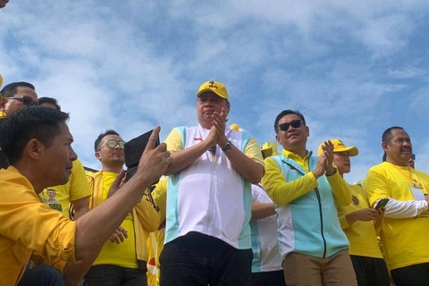 Ketua Umum Partai Golkar Airlangga Hartarto, Waketum Ridwan Kamil, dan Ketua DPD Golkar Jabar Ace Hasan Syadzily di acara kampanye akbar Partai Golkar di Cikarang, Minggu (4/2/2024). Foto: Luthfi Humam/kumparan