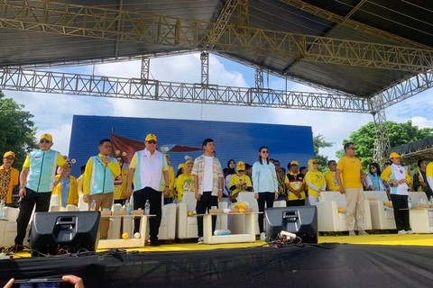 Cawapres nomor urut 2 Gibran Rakabuming Raka hadiri acara kampanye akbar bersama Partai Golkar di Cikarang, Bekasi, pada Minggu (4/2/2024). Foto: Luthfi Humam/kumparan