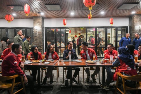 Presiden Joko Widodo melakukan pertemuan dengan Ketua Umum Partai Solidaritas Indonesia (PSI) Kaesang Pangarep di kawasan Jalan Braga, Bandung, Jawa Barat, Sabtu (3/1/2024). Foto: ANTARA FOTO/Hafidz Mubarak A