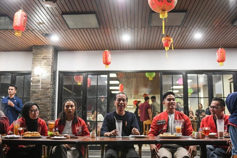 Presiden Joko Widodo melakukan pertemuan dengan Ketua Umum Partai Solidaritas Indonesia (PSI) Kaesang Pangarep di kawasan Jalan Braga, Bandung, Jawa Barat, Sabtu (3/1/2024). Foto: ANTARA FOTO/Hafidz Mubarak A