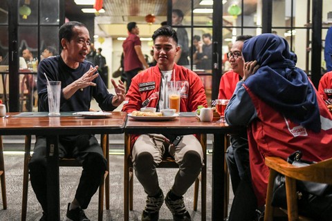 Presiden Jokowi bertemu putra bungsunya, Ketua Umum PSI Kaesang Pangarep, dalam temu kader PSI di Bandung, 3 Januari 2024. Pada kesempatan itu, Jokowi berkata ia senang dengan PSI sejak dulu. Foto: ANTARA FOTO/Hafidz Mubarak A