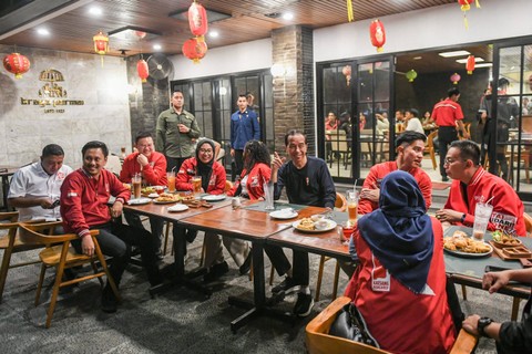 Presiden Joko Widodo melakukan pertemuan dengan Ketua Umum Partai Solidaritas Indonesia (PSI) Kaesang Pangarep di kawasan Jalan Braga, Bandung, Jawa Barat, Sabtu (3/1/2024). Foto: ANTARA FOTO/Hafidz Mubarak A