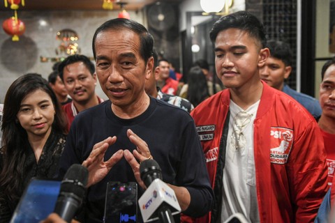 Presiden Joko Widodo melakukan pertemuan dengan Ketua Umum Partai Solidaritas Indonesia (PSI) Kaesang Pangarep di kawasan Jalan Braga, Bandung, Jawa Barat, Sabtu (3/1/2024). Foto: ANTARA FOTO/Hafidz Mubarak A