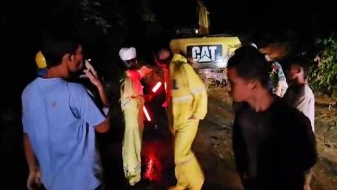 Proses evakuasi longsor di Jalan Lintas Sumatera, Kabupaten Tapanuli Utara, Sumut pada Sabtu (3/2/2024). Foto: Dok. Istimewa
