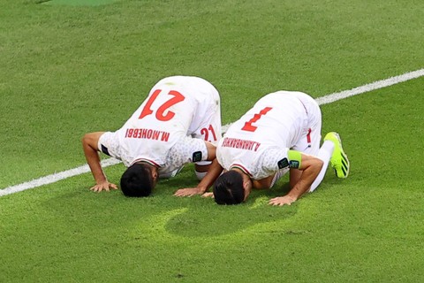 Selebrasi pemain Timnas Iran usai mencetak gol ke gawang Jepang pada pertandingan perempat final Piala Asia 2023 di Education City Stadium, Al Rayyan, Qatar, Sabtu (3/2/2024). Foto: Ibraheem Al Omari/REUTERS