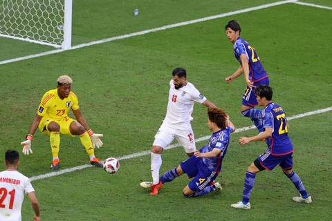 Pemain Timnas Iran dilanggar pemain Jepang pada pertandingan perempat final Piala Asia 2023 di Education City Stadium, Al Rayyan, Qatar, Sabtu (3/2/2024). Foto: Ibraheem Al Omari/REUTERS