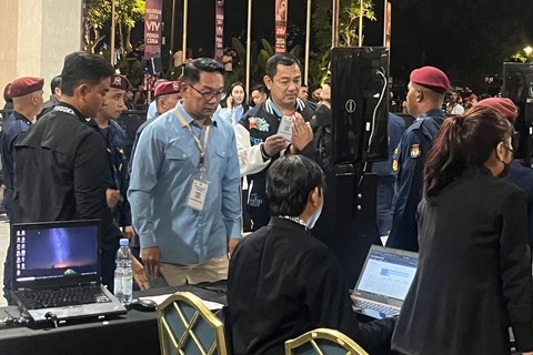 Ridwan Kamil saat tertahan di depan area masuk VIP area debat capres-cawapres karena barcode bermasalah. Foto:  Retyan Sekar Nurani/kumparan