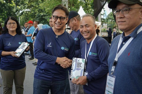 Menkes RI, Budi Gunadi Sadikin, memberikan penghargaan kepada Pj Bupati Muba, kepada Apriyadi Mahmud. (ist) 