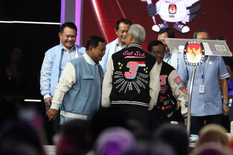 Jenderal (Purn) TNI Dudung Abduracman, Jenderal (Purn) Sutarman, dan Letjen (Purn) TNI Terawan Agus Putranto menghadiri Debat Kelima Pilpres 2024 di Jakarta Convention Centre (JCC), Jakarta, Minggu (4/2/2024).   Foto: Iqbal Firdaus/kumparan